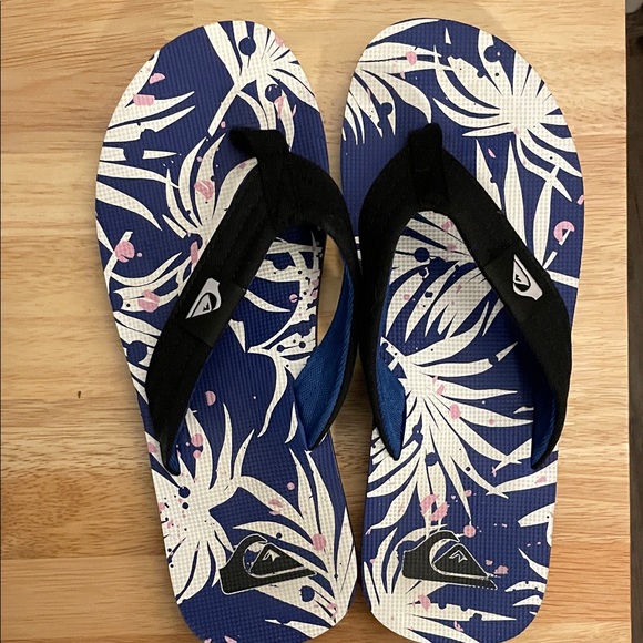 Quiksilver Black and Blue Floral Flip Flops - Picture 1 of 4